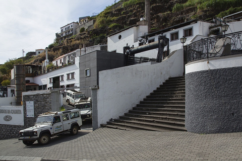 Madeira: het beste van Zuid-jeeptourRondleiding Madeira ophalen