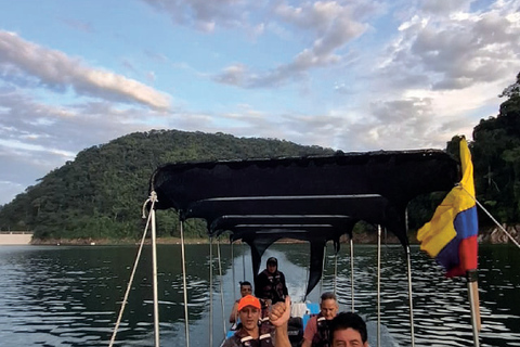 Embalse Amaní: Day Trip with Boat Ride, Kayak and Lunch