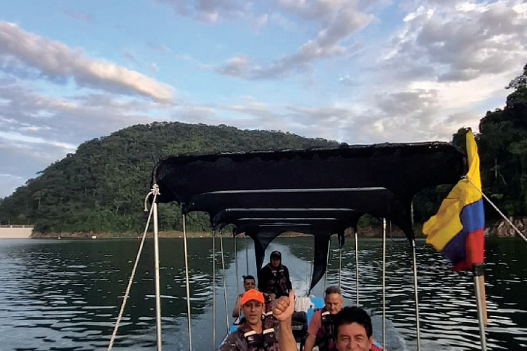 Embalse Amaní: Day Trip with Boat Ride, Kayak and Lunch