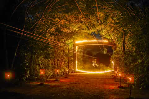 Desde Cancún: tickets de noche y transporte Xplor Fuego Park