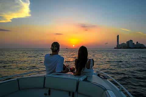 Cartagena: fiesta de 2,5 h en barco al atardecer con cerveza