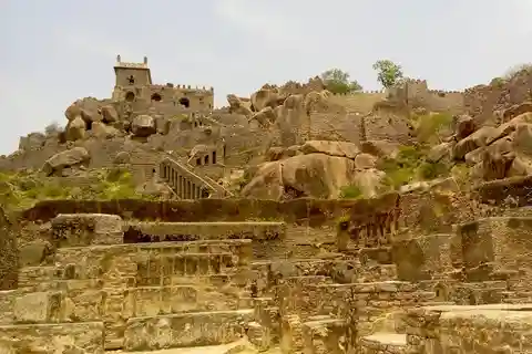 Hyderabad: Golconda Fort and Qutub Shahi Tombs Half-Day Tour