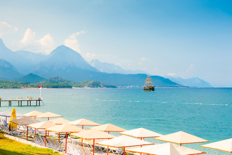 Gita in barca dei pirati di Kemer con trasferimentoDa Belek: tour in barca delle baie di Kemer e della città di Phaselis