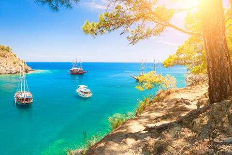 Gita in barca dei pirati di Kemer con trasferimentoDa Belek: tour in barca delle baie di Kemer e della città di Phaselis