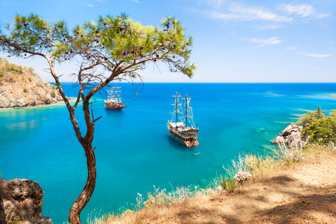 Gita in barca dei pirati di Kemer con trasferimentoDa Belek: tour in barca delle baie di Kemer e della città di Phaselis