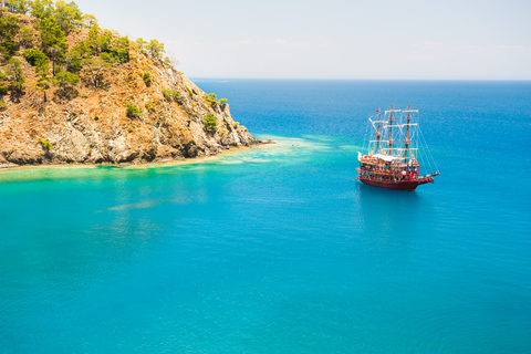 Gita in barca dei pirati di Kemer con trasferimentoDa Belek: tour in barca delle baie di Kemer e della città di Phaselis