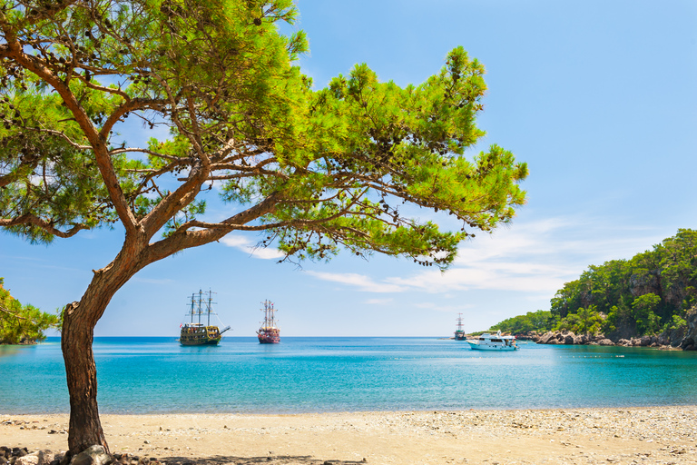 Gita in barca dei pirati di Kemer con trasferimentoDa Belek: tour in barca delle baie di Kemer e della città di Phaselis