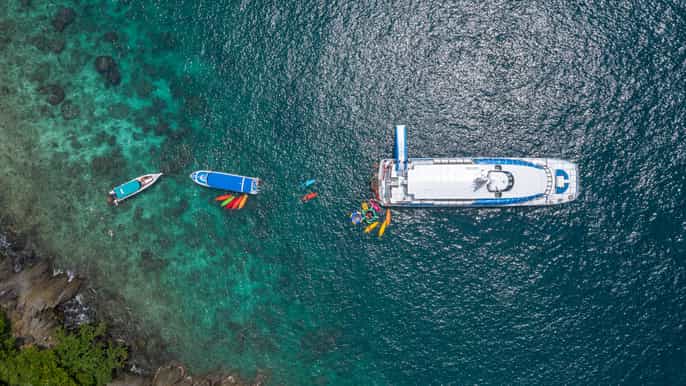 phuket royal cruisepäiväretki ilmaisilla vesiurheilulajeilla