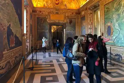 Museums First-Access Small-Group Tour with Guide