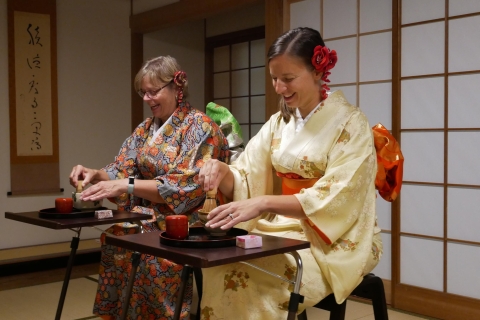 Miyajima: expérience culturelle en kimonoCérémonie du thé en kimono