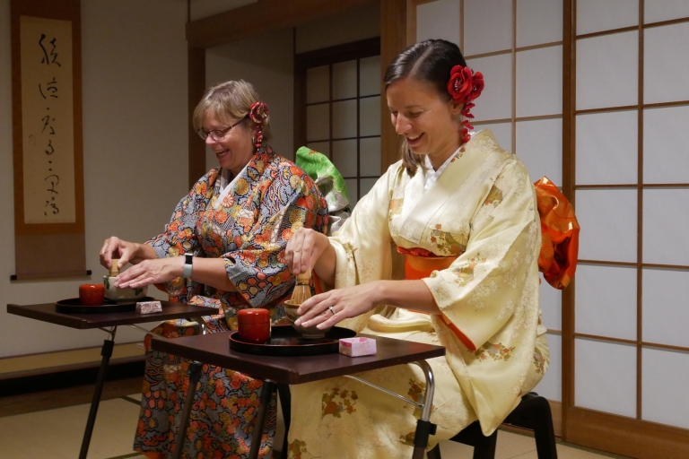 Miyajima: expérience culturelle en kimonoCalligraphie dans un kimono