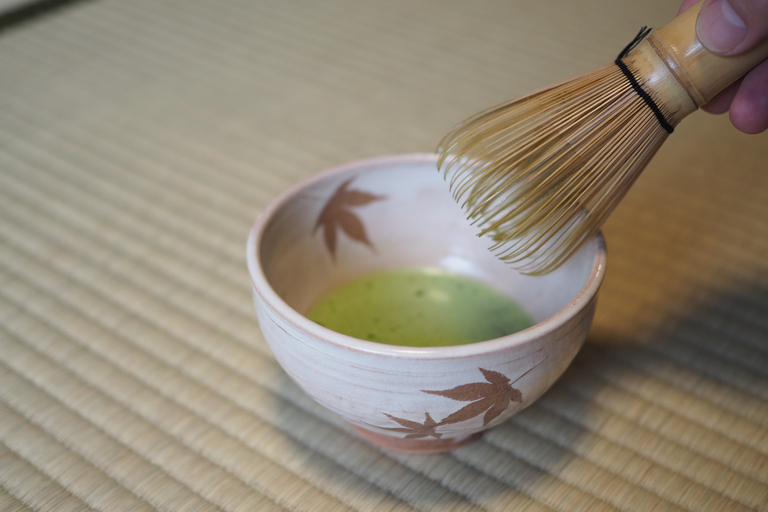 Miyajima: Culturele ervaring in een KimonoKalligrafie in een Kimono