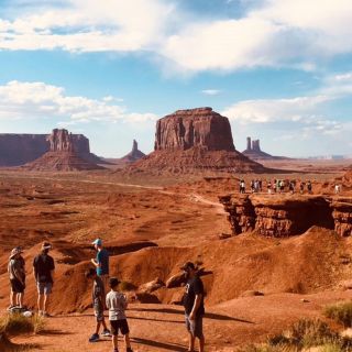 Monument Valley: Backcountry Jeep Tour with Navajo Guide