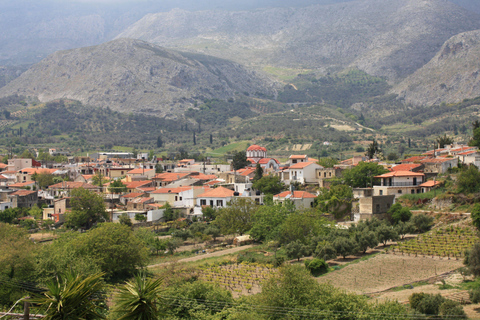 Assites da aldeia tradicional cretense, com comida e bebidas