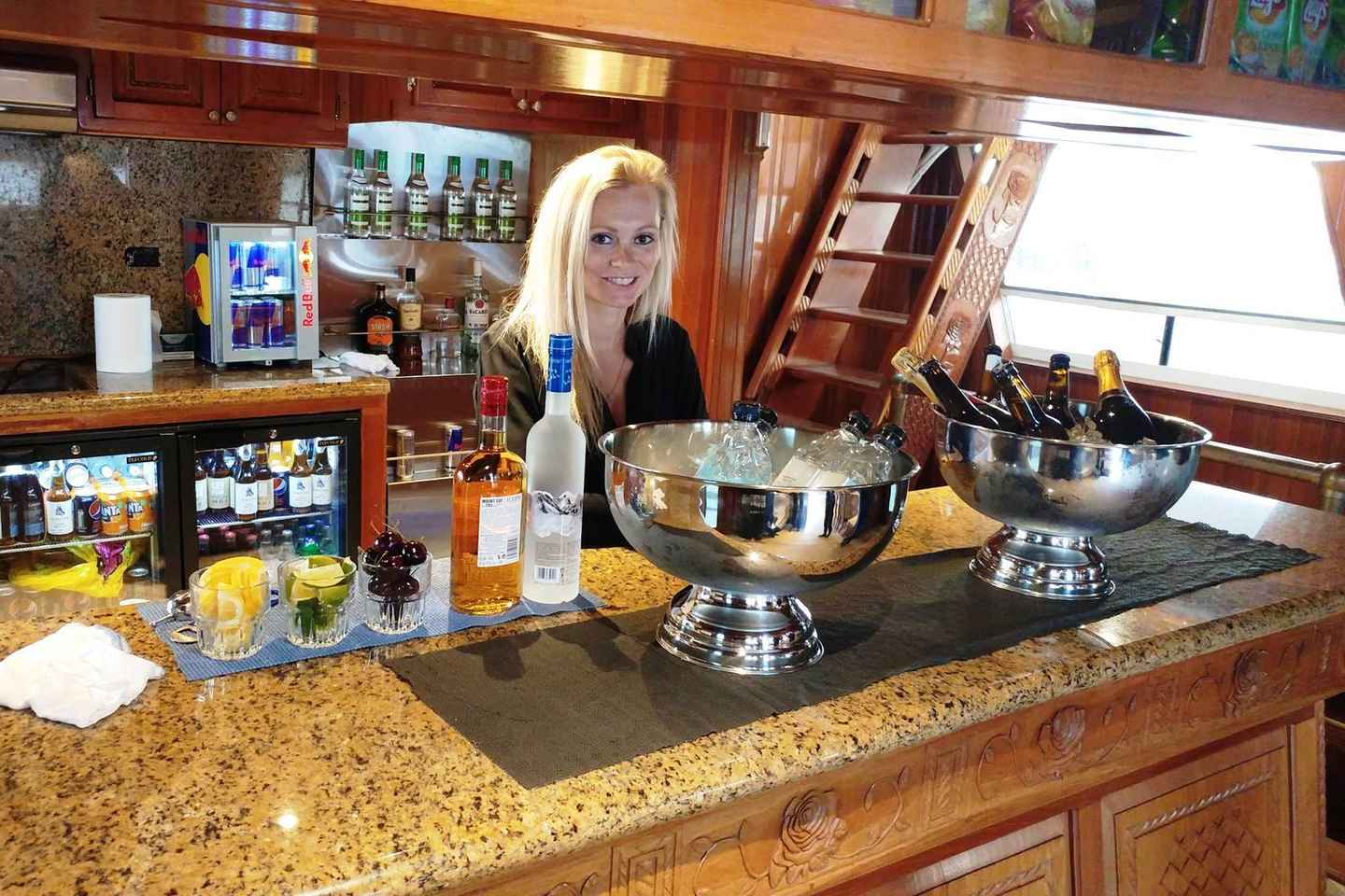 Reykjavik: New Years Fireworks Midnight Cruise