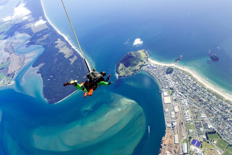 Von Tauranga aus: Fallschirmsprung über Mount MaunganuiFallschirmsprung aus 12.000 Metern Höhe