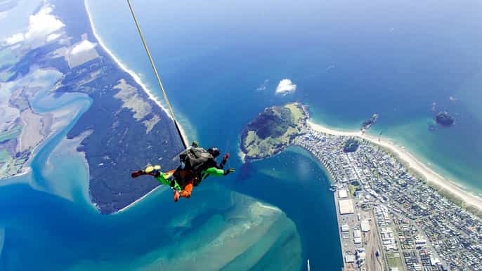 from tauranga 12000 feet skydive over mount maunganui