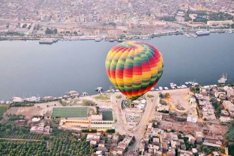 Luxor: passeio de balão de ar quente sobre o templo de HatshepsutLuxor: Passeio em Balão de Ar Quente ao Amanhecer