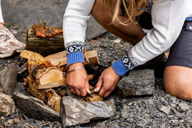 Oslo: Malmøya Guided Hike with Waffle & Salmon Experience