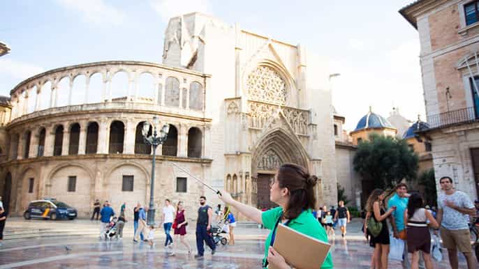 valencia tour por la ciudad con san nicolás y santos juanes