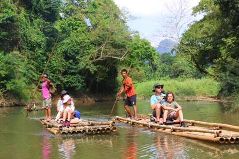 Khao Sok: 1 día de bambú rafting y baño con elefantesExcursión privada de bambú rafting y baño con elefantes