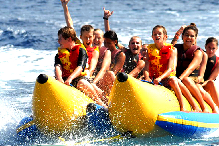 Boracay: Aufblasbare Bananen- oder Drachenbootfahrt2 Fahrten mit einem aufblasbaren Bananen- oder Drachenboot