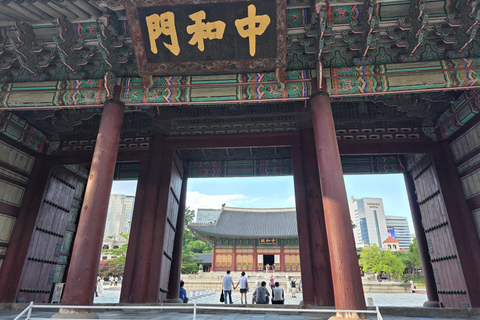 Seoul: Deoksugung Palace Night Tour with Guide
