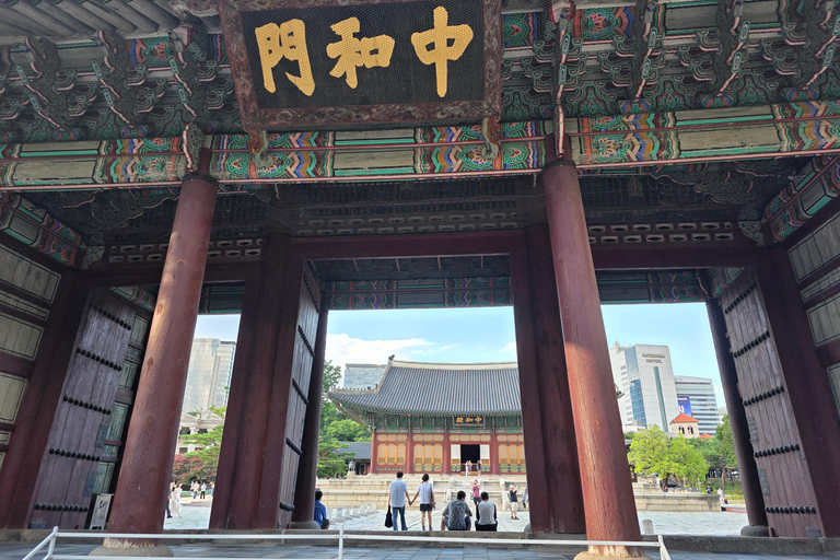 Seoul: Deoksugung Palace Night Tour with Guide