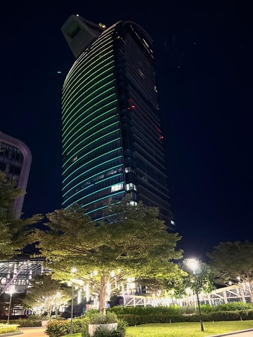 Phnom Penh: Sky Bar Tour with Live Music and Drinks