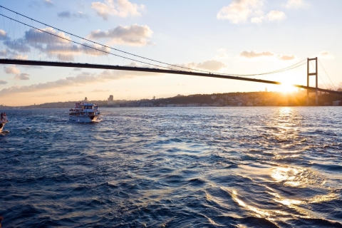 Stambuł: całodniowy rejs po Bosforze i wycieczka na zakupyIstanbul: całodniowa Bosphorus Cruise and Shopping Tour