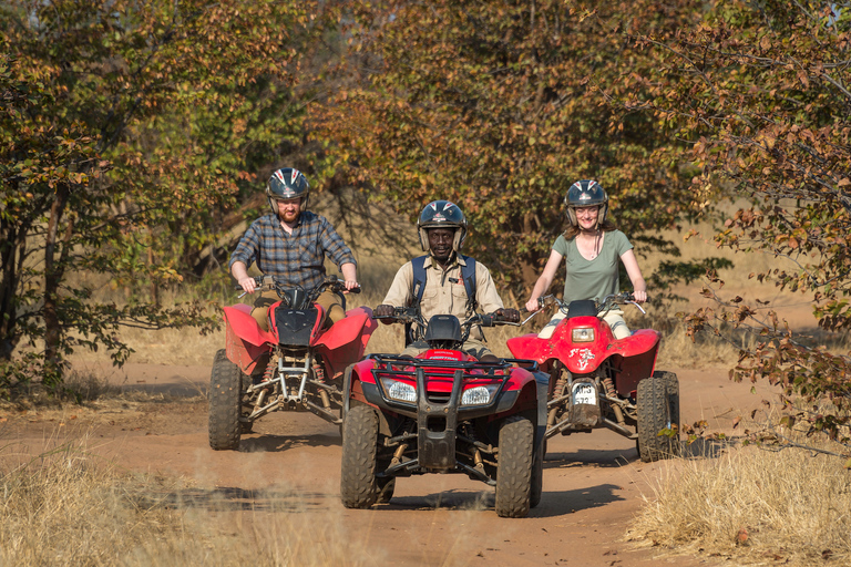 Mukuni Ruta en quad por el pueblo