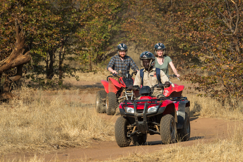 Mukuni Ruta en quad por el pueblo