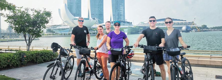 Singapore: Historical Bike Tour with Traditional Snacks