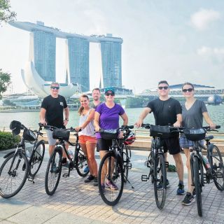 Singapore: Historical Bike Tour with Traditional Snacks