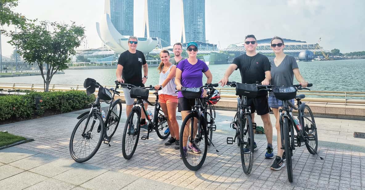 Singapore: Historical Bike Tour with Traditional Snacks