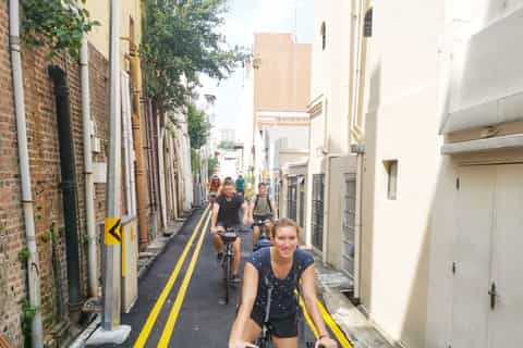 Singapore: Historical Bike Tour with Traditional Snacks