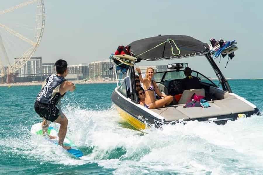 Dubai: Dubai Marina Wakesurfing oder Wakeboarding Erlebnis. Foto: GetYourGuide Dubai: Dubai Marina Wakesurfing oder Wakeboarding Erlebnis. Foto: GetYourGuide