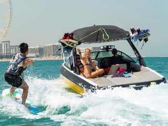Dubai: Wakeboard-Abenteuer in der Dubai Marina Dubai: Wakeboard-Abenteuer in der Dubai Marina