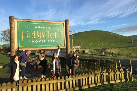 Auckland: Hobbiton and Rotorua with Te Puia Tour Standard Option