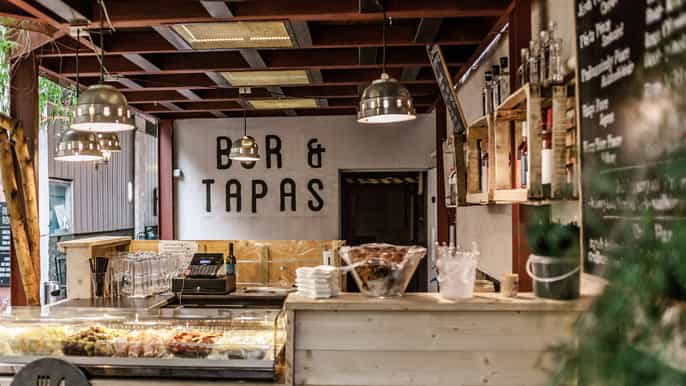 budapest organic wine tasting and tapas at piano wine bar