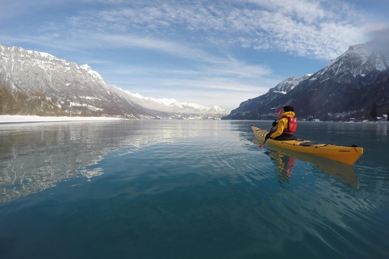 Interlaken: excursion hivernale en kayak sur le lac de BrienzAnnulez jusqu'à 3 jours à l'avance : excursion en kayak d'hiver