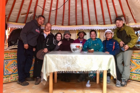 Ab Ulaanbaatar: Tagestour zum Gorchi-Tereldsch-NationalparkTour & Übernachtung in einer Nomadenunterkunft