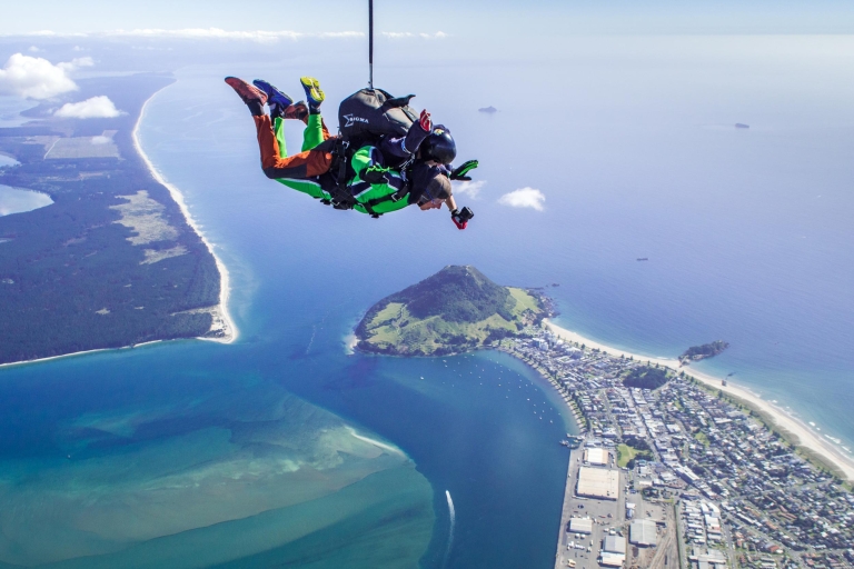 Desde Tauranga: salto en paracaídas sobre el monte MaunganuiParacaidismo desde 12,000 pies