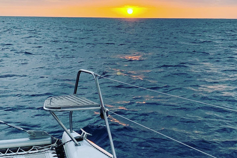 Grand Baie: cóctel y crucero en catamarán al atardecerCrucero privado al atardecer