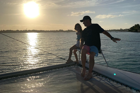 Grand Baie: cóctel y crucero en catamarán al atardecerCrucero privado al atardecer