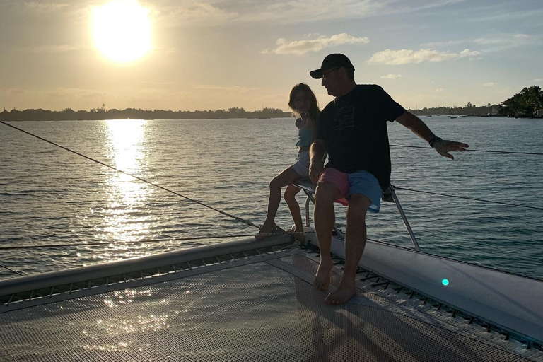 Grand Baie: cóctel y crucero en catamarán al atardecerCrucero privado al atardecer