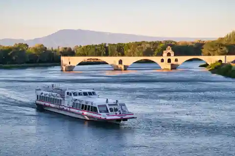 Avignon: Guinguette Cruise with Lunch and Dance