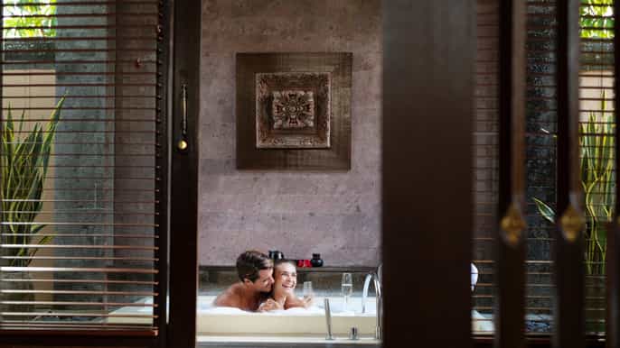 ubud couple spa treatment with bath ritual sparkling wine