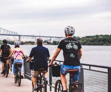 Montreal: Downtown and Old Montreal Highlights Bike Tour