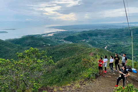 Puerto Princesa: caminata privada al amanecer en el monte. MagarwakSolo Sunrise Trek